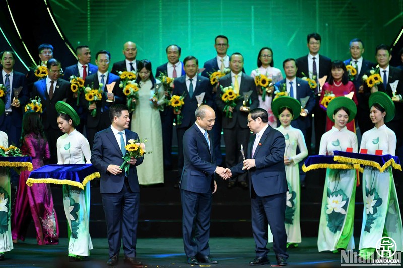 Thủ tướng Phạm Minh Chính và Bộ trưởng Nguyễn Hồng Diên trao biểu trưng vinh danh các doanh nghiệp có sản phẩm đạt Thương hiệu quốc gia Việt Nam năm 2024. (Ảnh: Thành Đạt)